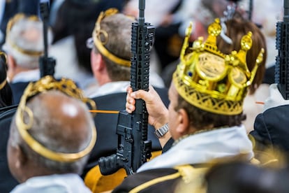 Feligreses de la Iglesia del Santuario se aferran a sus fusiles de asalto AR-15 durante la ceremonia, en la que participaron centenares de personas y en la que hubo al menos 50 rifles de asalto bendecidos.