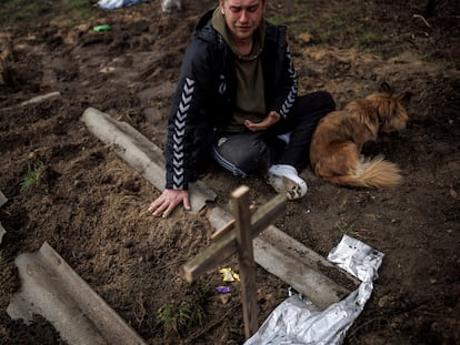 Serhii Lahovskyi, 26, mourns next to the grave of his friend Ihor Lytvynenko, who according to residents was killed by Russian soldiers, after they found him beside a building's basement, amid Russia's invasion of Ukraine, in Bucha, in Kyiv region, Ukraine, April 6, 2022. REUTERS/Alkis Konstantinidis     TPX IMAGES OF THE DAY
