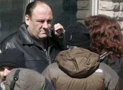 Una maquilladora retoca a James Gandolfini en una pausa del rodaje.