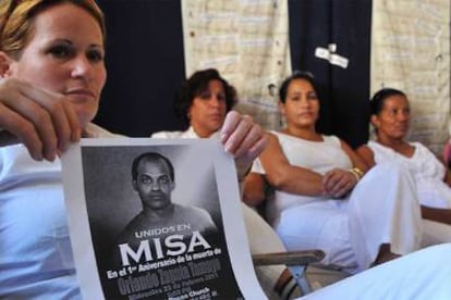 Miembros de las Damas de Blanco participan en una vigilia en recuerdo de Zapata.