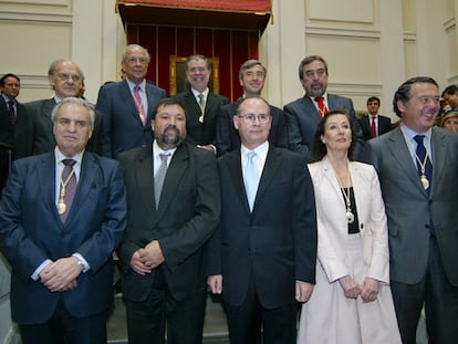 De izquierda a derecha y de arriba abajo: Tomás de la Quadra-Salcedo, Fernando Ledesma, Mariano Fernández Bermejo, Ángel Acebes, Juan Alberto Belloch, Enrique Múgica, Francisco Caamaño (actualministro de Justicia), Eugenio Rodríguez Cepeda (decano-presidente del Colegio de Registradores de España), Margarita Mariscal de Gante y Jose María Michavila.