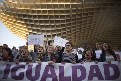 Unas mujeres sostienen un cartel donde se lee "Igualdad" en el Metropol Parasol de Sevilla.