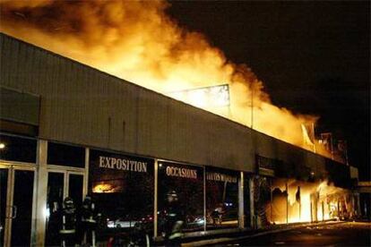 Los bomberos tratan de controlar el incendio de un centro comercial en Aulnay-sous-Bois tras los disturbios de las afueras de París.