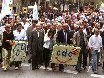 Els dirigents de CDC Jordi Turull i Josep Rull amb Núria de Gispert, Antoni Castellà i Joan Rigol, de Demòcrates de Catalunya i exmembres d'UDC, durant l'acte.