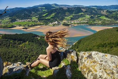 El r&iacute;o Oka visto desde San Pedro de Atxarre, en Bizkaia. 