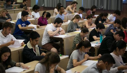Estudiantes durante los exámenes de Selectividad, en Barcelona.