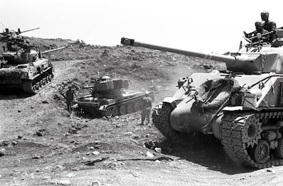 Tanques israelíes avanzan en los Altos del Golán (frontera siria) durante la Guerra de los Seis Días.