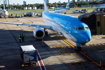 Un avión de Aerolíneas Argentinas en el aeropuerto Jorge Newbery de Buenos Aires, en mayo de 2024.