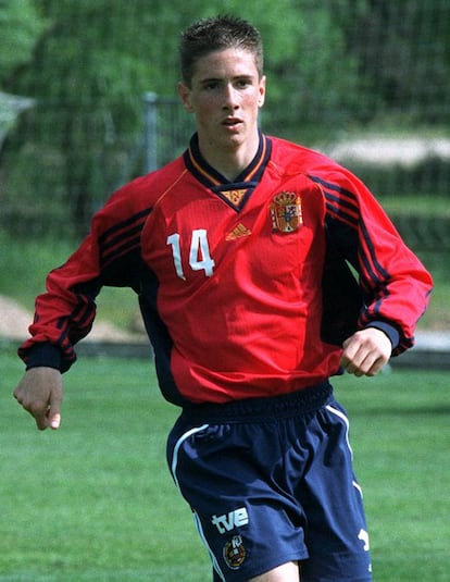 Fernando Torres, en su etapa en la selección española de fútbol sub-17, durante un entrenamiento, el 18 de abril de 2001.