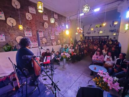 El cantante chileno Manuel García da un concierto en la cantina cultural Tenxokotl, este jueves.