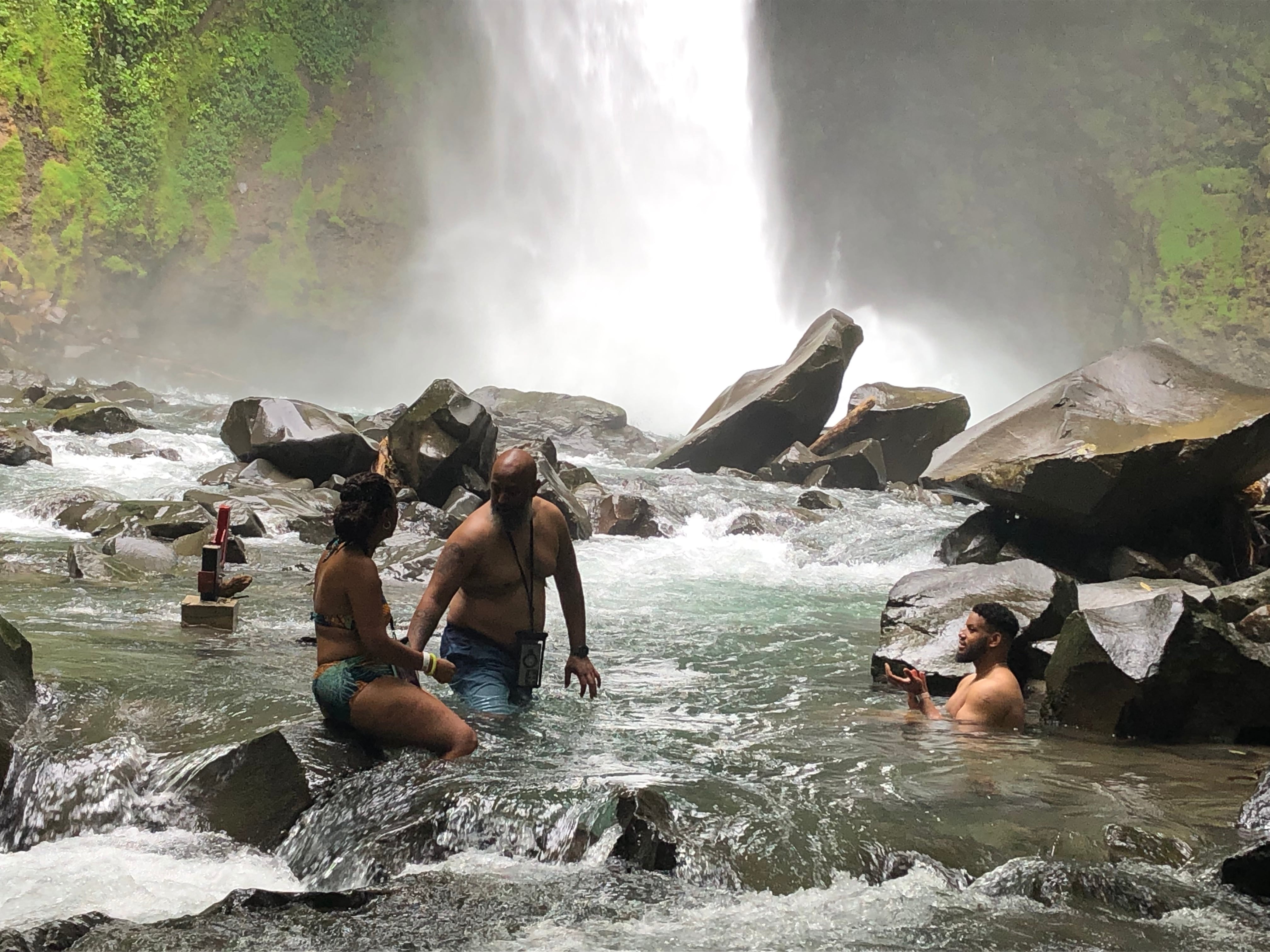 Turistas en la cascada de La Fortuna, el 29 de junio.