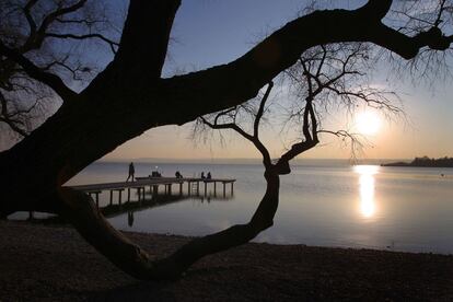 Paisaje a contraluz en el lago Ammersee cerca de Herrsching, Alemania