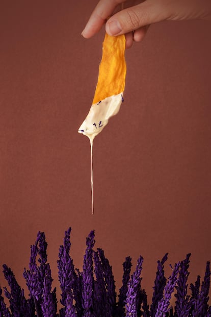 Mango seco de la Axarquía bañado en chocolate blanco, en una imagen proporcionada por Maychoco.