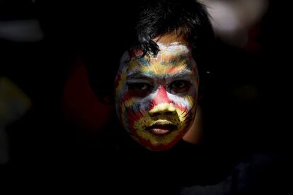 Un niño balinés posa con la cara pintada durante la celebración del ritual sagrado Gerebeg en un pueblo en Gianyar, en la isla indonesia de Bali.