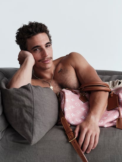 Miguel Herrán con un bolso de Louis Vuitton.