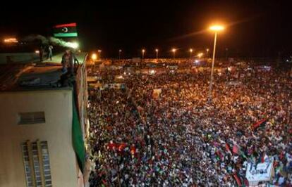 Multitudinaria celebración en Bengasi por la entrada de los rebeldes en Trípoli.