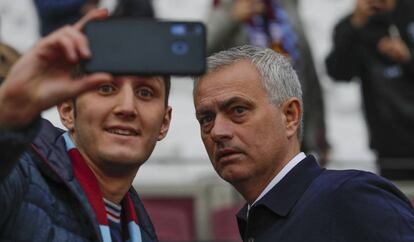 Mourinho hace un selfie en el estadio Olímpico de Londres.