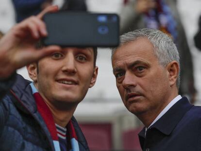 Mourinho hace un selfie en el estadio Olímpico de Londres.