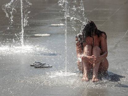 Una persona se refresca, este viernes, en una fuente del Parque Central de Valencia. 