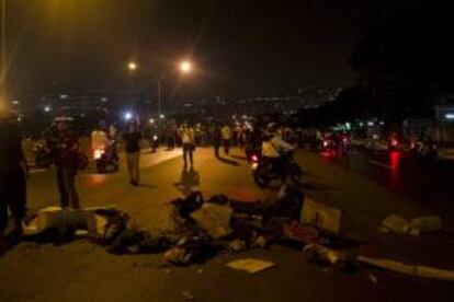 Un grupo de estudiantes opositores al Gobierno venezolano bloquean la autopista Fransisco Fajardo durante una manifestación estudiantil en Chacao, Caracas el 13 de febrero de 2014.