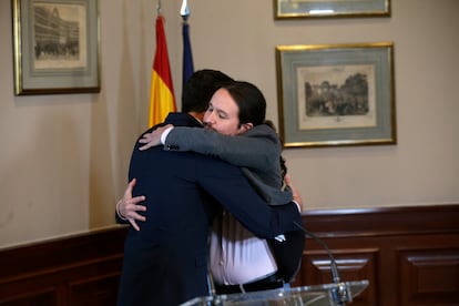 Pedro Sánchez (PSOE) y Pablo Iglesias (Podemos) se abrazan después de formar el primer Gobierno de coalición en España, el 5 de noviembre de 2019. 