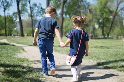 Dos hermanos dan un paseo en la naturaleza.