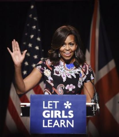 Michelle Obama pronuncia un discurso durante su visita a la escuela Mulberry.