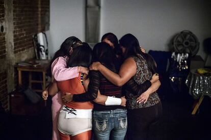 Las integrantes de Las Poderosas Teatro se abrazan antes de salir a escena en el Centro Cultural de España, para ejecutar su representación con motivo del Día Internacional por la No Violencia contra la Mujer.