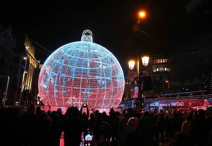 Gran bola de Navidad XXL frente al edificio Metrópolis, en el cruce de Gran Vía y Alcalá, ha sido diseñada por el Ayutamiento. |