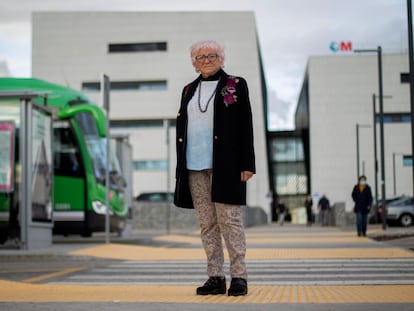 Solina Arias, junto a las marquesinas del Hospital de Villalba donde pide que pare el autobús 720.