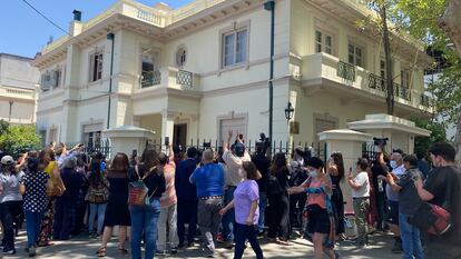 Vecinos y periodistas sacan fotos a La Moneda Chica, la casa en Santiago de Chile donde Gabriel Boric organiza la transición.