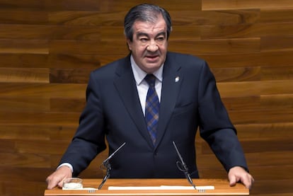 Francisco Álvarez-Cascos, en la tribuna del Parlamento asturiano, en 2010.