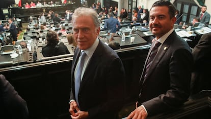 Miguel Angel Yunes Linares y su hijo, Miguel Angel Yunes Márquez conversan en el Senado de México tras la aprobación de la reforma, el 11 de septiembre de 2024.