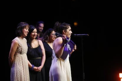 La cineasta Indira Cato recibe el Premio Mezcal a la mejor película mexicana por el documental 'Llamarse Olimpia', este sábado, durante la clausura del Festival Internacional de Cine en Guadalajara.