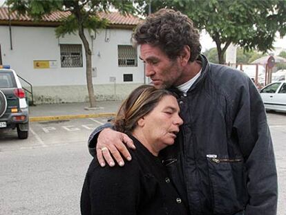 Rosario Barbero, madre de la asesinada, con su compañero, ante el cuartel de la Guardia Civil en Utrera.