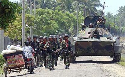 Soldados indonesios avanzan en Lhok Seumawe en busca de rebeldes del Movimiento para la Liberación de Aceh.