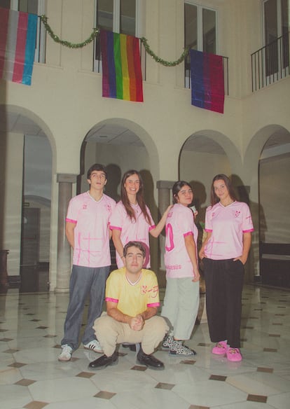 Colegiales del Santa Teresa, mixto desde 2010. De izda. a dcha: Álvaro Monzón (Gran Canaria, 19 años); Adriana Agüero (Santander, 20); Lidia Jiménez (Granada, 20); Aina Veray (Girona, 19) y Miguel Garrido (Huesca, 20).