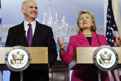 El primer ministro griego, Yorgos Papandreu, y la secretaria de Estado de EE UU, Hillary Clinton, durante su comparecencia ante la prensa.