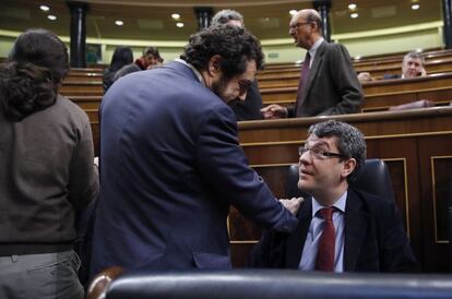 Miguel Guti&eacute;rrez, diputado de Ciudadanos, conversa con el ministro de Energ&iacute;a, &Aacute;lvaro Nadal.