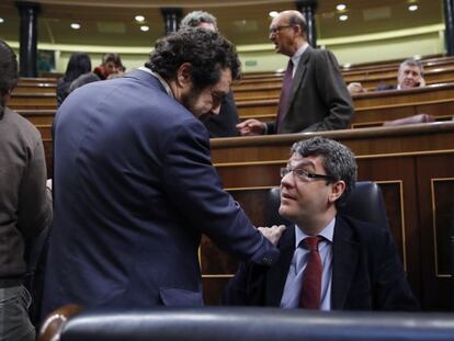 Miguel Guti&eacute;rrez, diputado de Ciudadanos, conversa con el ministro de Energ&iacute;a, &Aacute;lvaro Nadal.