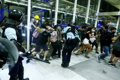 Horas antes, la autoridad aeroportuaria de Hong Kong había anunciado la suspensión de todos los vuelos previstos para este martes después de que cientos de manifestantes ocuparan la zona de facturación de la terminal, apenas unas horas después de que se reanudasen las actividades en el aeródromo tras el bloqueo del lunes.
