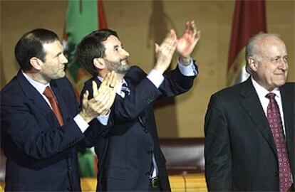 Juan José Ibarretxe y Josu Jon Imaz aplauden a los delegados de la IV Asamblea General del PNV, en presencia de Xabier Arzalluz.