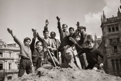 Niños saludando con el brazo en alto sobre la estatua de Cibeles en marzo de 1939.