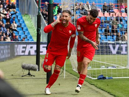 Sergio Ramos celebra el gol del triunfo del Sevilla ante el Getafe junto a Isaac Romero.