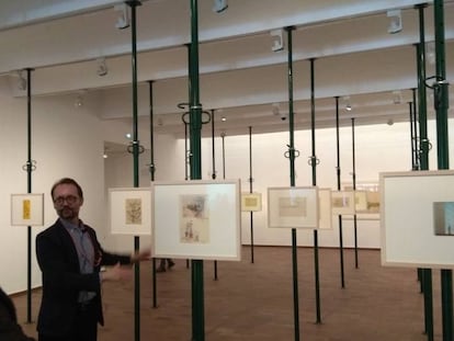 El comisario Zeuler Rocha Lima, junto a los dibujos de Bo Bardi en la Fundación Joan Miró.