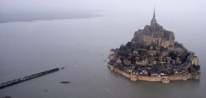 Vista aèria del Mont-Saint-Michel, on la marea pujarà l'equivalent a un edifici de quatre plantes.