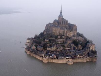 Vista aèria del Mont-Saint-Michel, on la marea pujarà l'equivalent a un edifici de quatre plantes.