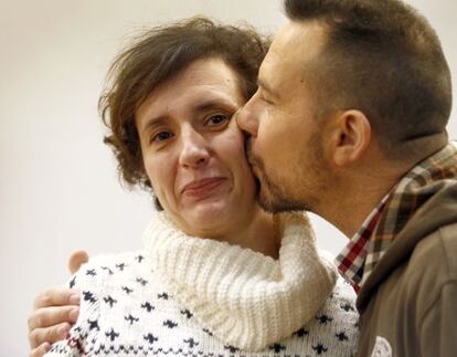 Teresa Romero y Javier Limón, tras abandonar la habitación de aislamiento del Carlos III el pasado 5 de noviembre.