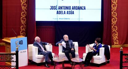 Desde la izquierda, el exlehendakari, José Antonio Ardanza, el exdirector de EL PAÍS y moderador, Jesús Ceberio, y la magistrada Adela Asúa, este miércoles durante el debate.