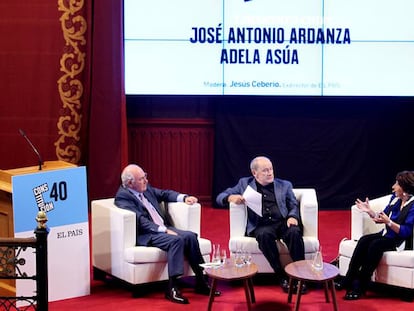 Desde la izquierda, el exlehendakari, José Antonio Ardanza, el exdirector de EL PAÍS y moderador, Jesús Ceberio, y la magistrada Adela Asúa, este miércoles durante el debate.